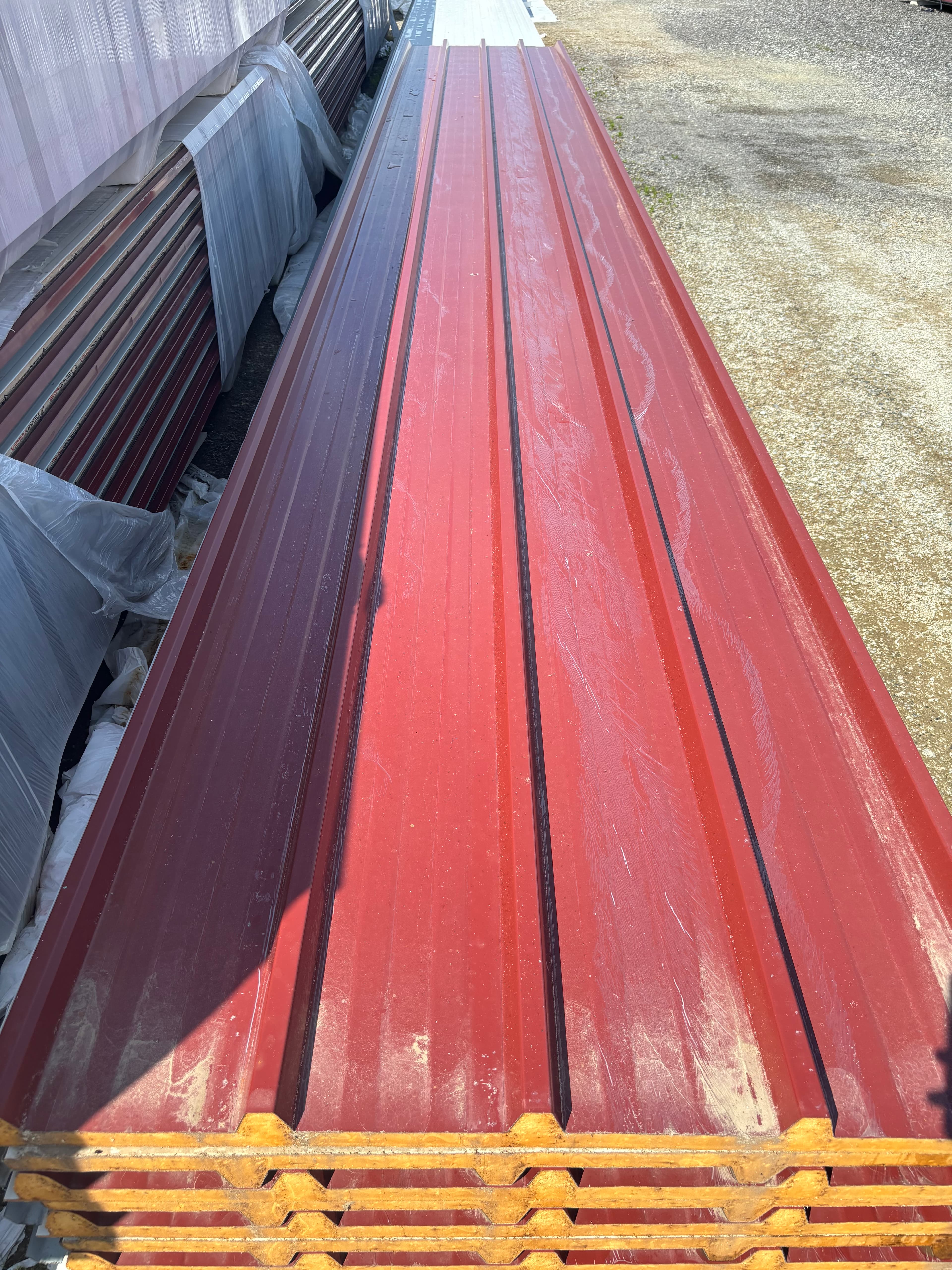 Crveni krovni panel - RAL 3009